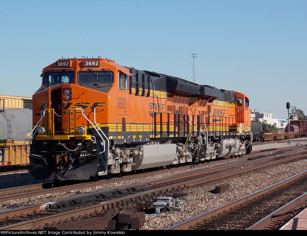 BNSF 3692 ET44C4